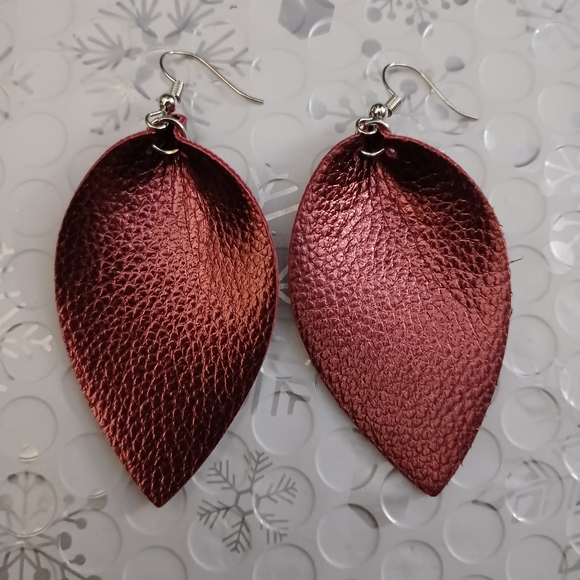 Jewelry - Leaf shape shiny burgundy earrings